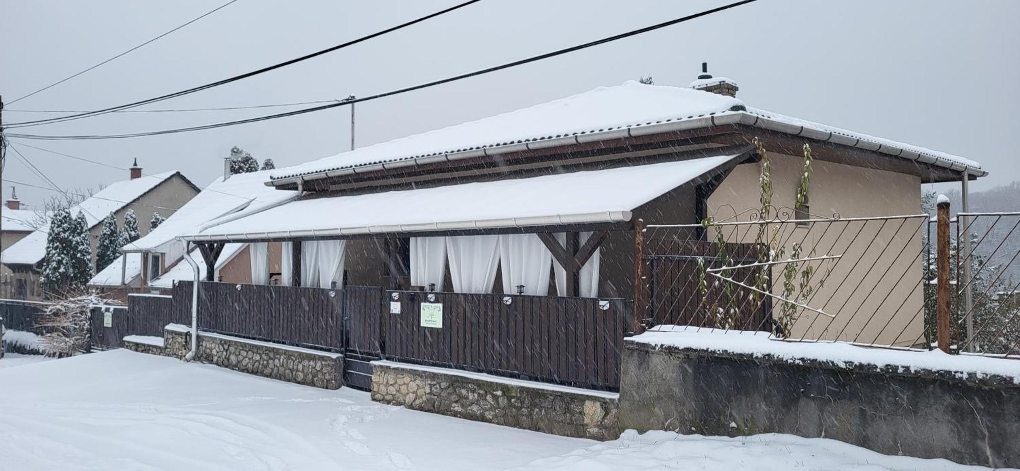 Lugas Apartman Miskolctapolca 2 Haloszoba Dezsa Es Jakuzzi Koezel A Barlangfuerdohoez Exterior photo