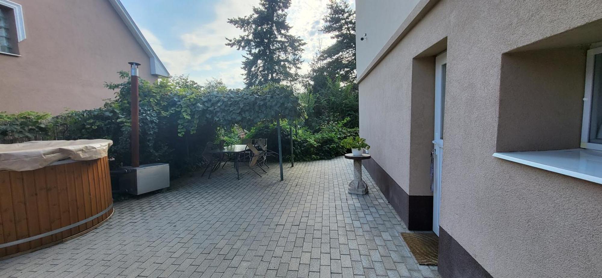 Lugas Apartman Miskolctapolca 2 Haloszoba Dezsa Es Jakuzzi Koezel A Barlangfuerdohoez Exterior photo